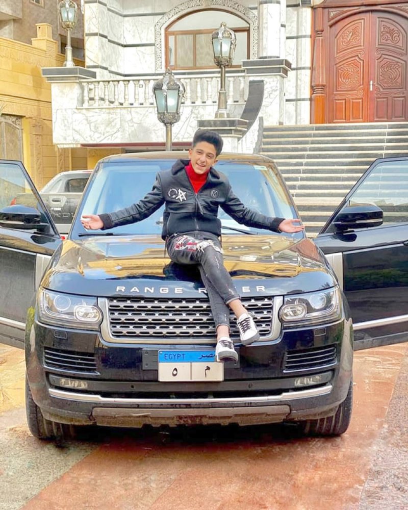 طفل مصري يثير الجدل بامتلاكه سيارة بـ 3 ملايين جنيه