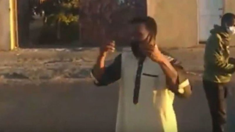 بالفيديو: كوارث بسبب الوباء.. ليبية تضخ الأوكسجين لوالدها من فمها