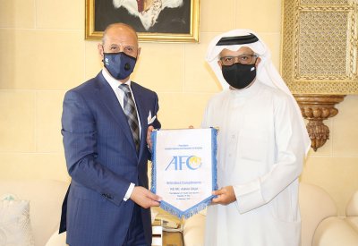 سلمان بن إبراهيم يستعرض مع درجال خطط تطوير الكرة الآسيوية 