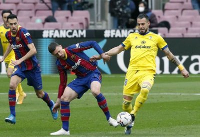 قادش يفرض تعادلًا قاتلًا على برشلونة