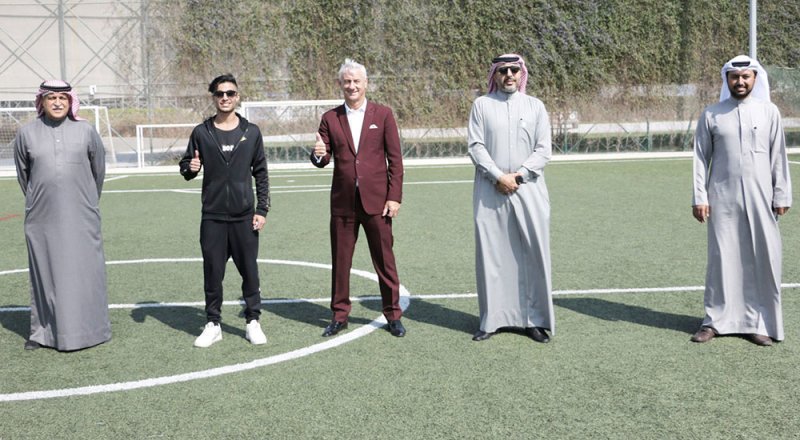 "ديار المحرق" تستضيف أسطورة كرة القدم اللاعب إيان راش