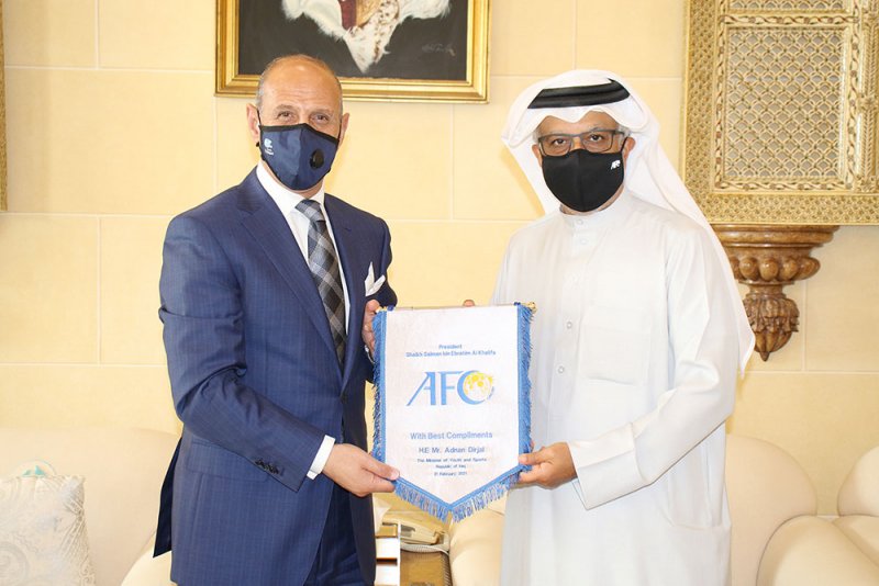 سلمان بن إبراهيم يستعرض مع درجال خطط تطوير الكرة الآسيوية 