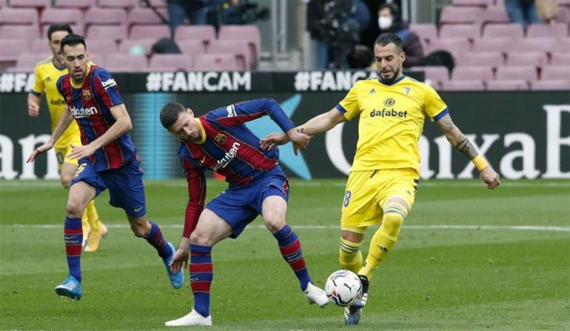قادش يفرض تعادلًا قاتلًا على برشلونة