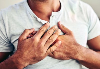 تحذير من ارتكاب خطأ شائع عند الشعور بألم في القلب