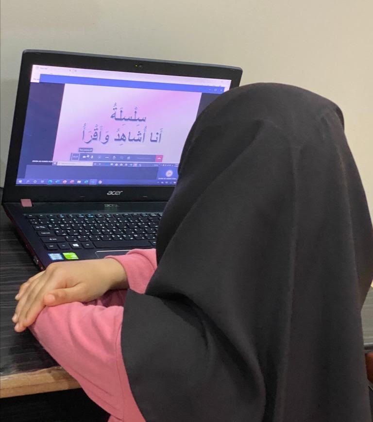 طالبة تستخدم برنامج أنا أشاهد وأقرأ