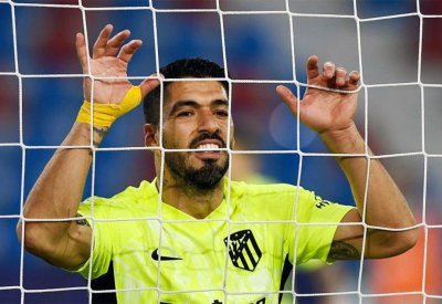 سواريز: أرقامي أفضل من صفقات برشلونة.. وميسي يفتقدني