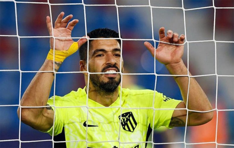 سواريز: أرقامي أفضل من صفقات برشلونة.. وميسي يفتقدني