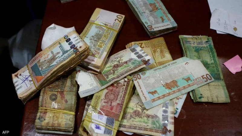 تباطؤ تجارة السوق السوداء في السودان بعد خفض قيمة العملة