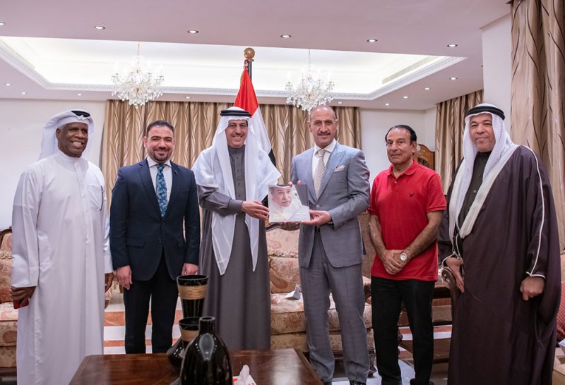 بحضور نجمي الكرة البحرينية القدامى..القائم بأعمال السفارة العراقية يحتفي بوزير الشباب والرياضة