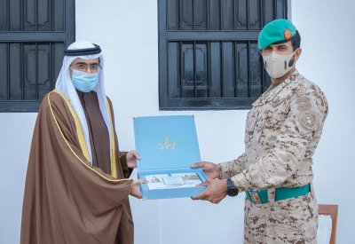 ناصر بن حمد يتسلم كتاب يوثق المكتسبات الحضارية والانجازات الخالدة في "الرفاع"