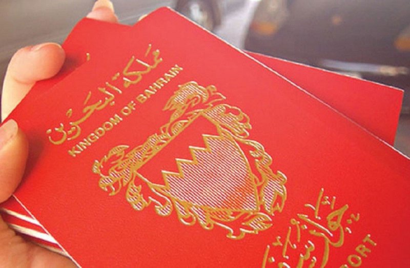 أبناء لا يتمكنون من السفر مع والدتهم