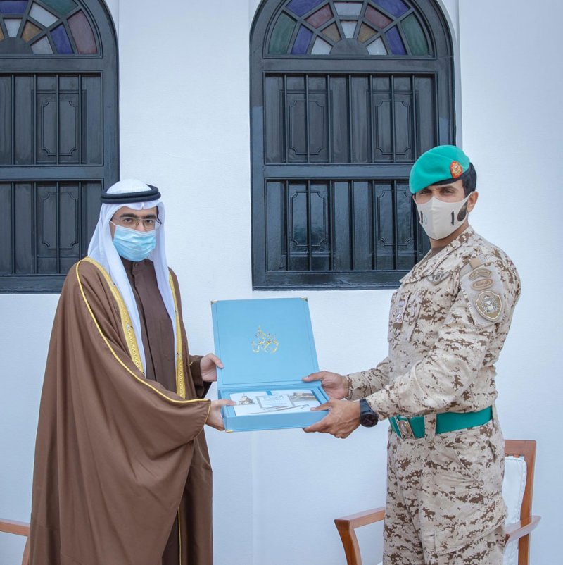ناصر بن حمد يتسلم كتاب يوثق المكتسبات الحضارية والانجازات الخالدة في "الرفاع"