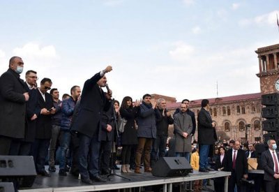 بعد اتهام محاولة الانقلاب.. رئيس وزراء أرمينيا يخاطب أنصاره