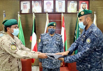 قوة دفاع البحرين تستلم راية قوة الواجب البحري الموحدة 81