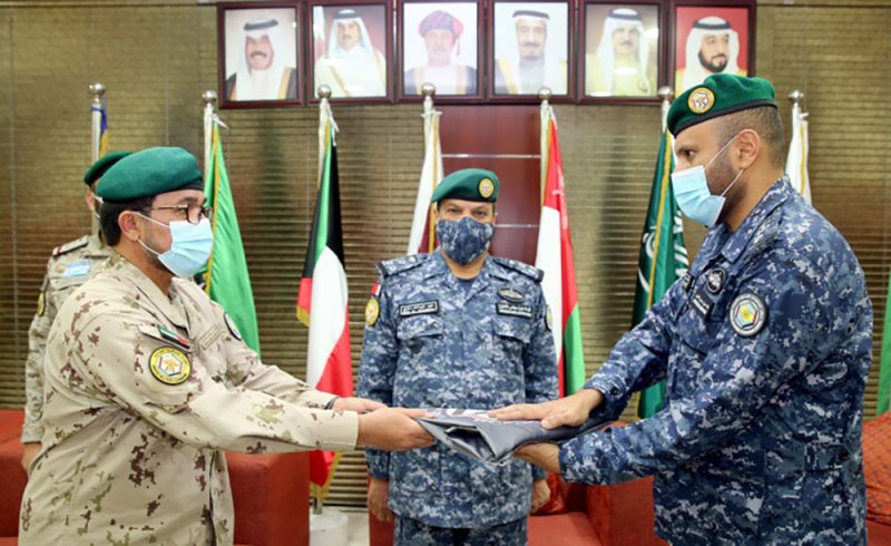 قوة دفاع البحرين تستلم راية قوة الواجب البحري الموحدة 81