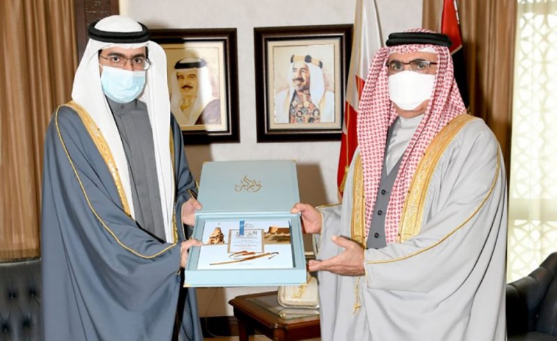 وزير الداخلية يستقبل سمو محافظ الجنوبية ويشيد بمضامين كتاب (الرفاع عز بين الماضي والحاضر)