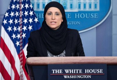 من السيدة المحجبة التي ظهرت بالإيجاز الصحفي للبيت الأبيض؟