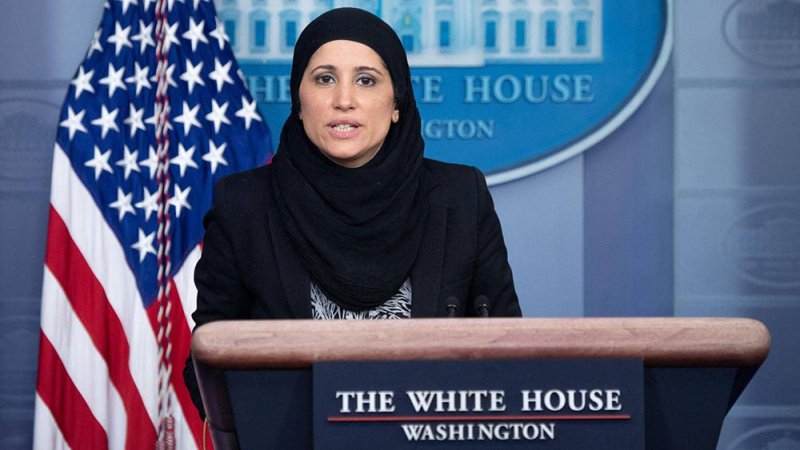 من السيدة المحجبة التي ظهرت بالإيجاز الصحفي للبيت الأبيض؟