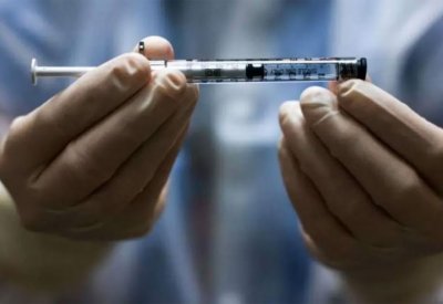 ذو جرعة واحدة ويخزن بالثلاجة.. خبراء بأميركا يوصون بهذا اللقاح