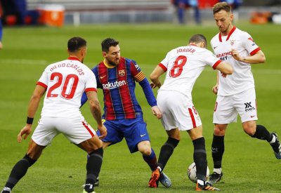 ميسي يقود برشلونة لعبور فخ إشبيلية
