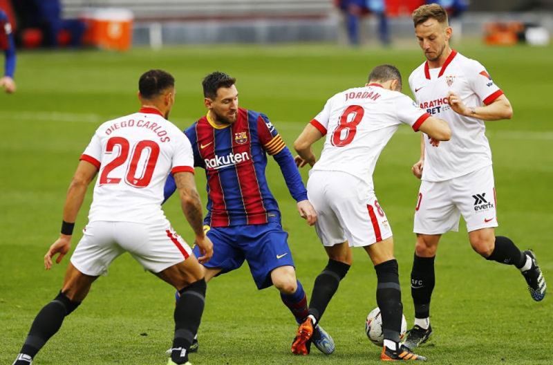 ميسي يقود برشلونة لعبور فخ إشبيلية