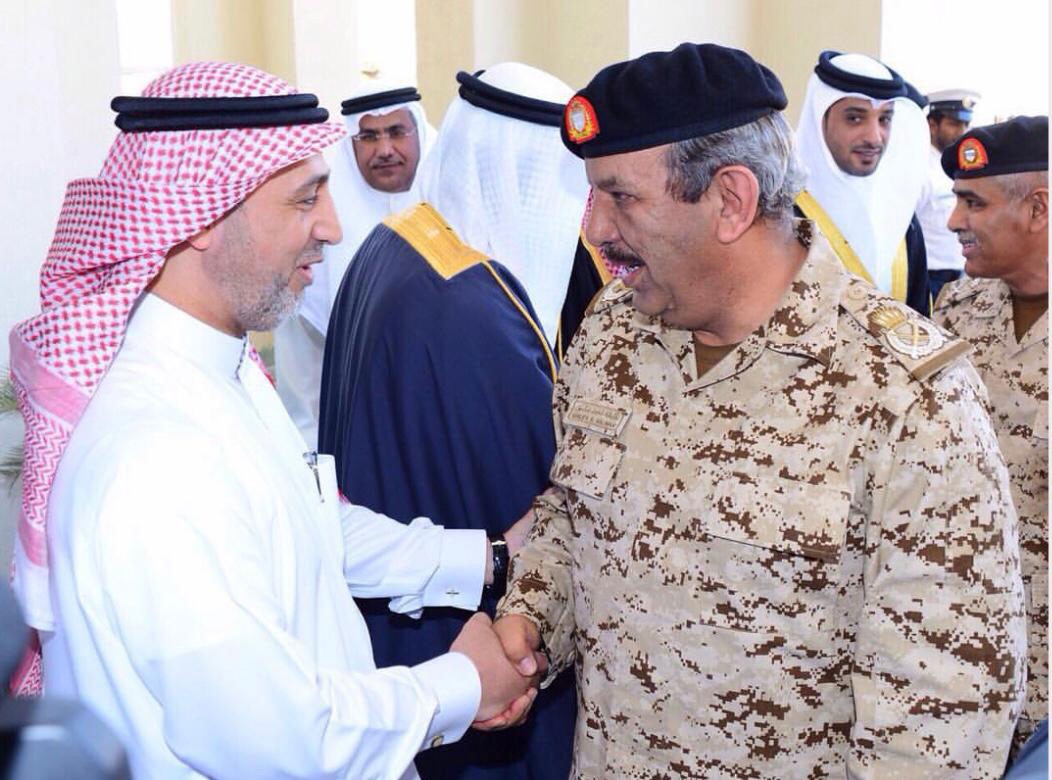 محمد حسن الجودر في لقطة تذكارية مع القائد العام.