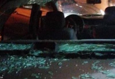 بالصور: فتاة تحطم زجاج 15 سيارة في إربد بالأردن