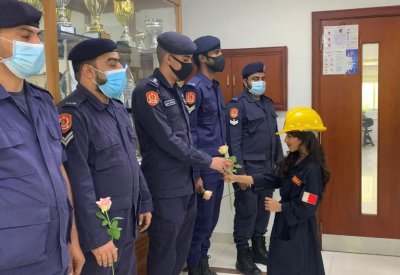 طالبة بابتدائية المحرق تكرم الدفاع المدني بمناسبة يومهم العالمي