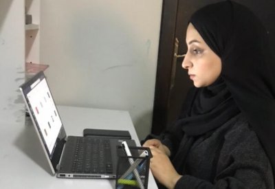 بالصور: الصم يباشرون دروسهم عن بعد ضمن التعليم المستمر المسائي