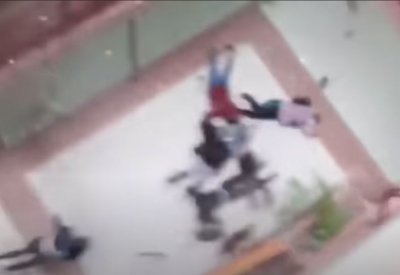 بالفيديو: انهيار دموي لطابق والطلاب يتساقطون واحدًا بعد آخر