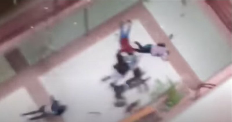 بالفيديو: انهيار دموي لطابق والطلاب يتساقطون واحدًا بعد آخر