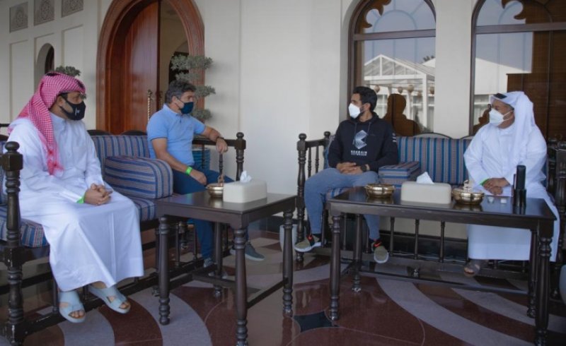 سمو الشيخ ناصر بن حمد يستقبل مدرب المنتخب الوطني هيليو سوزا