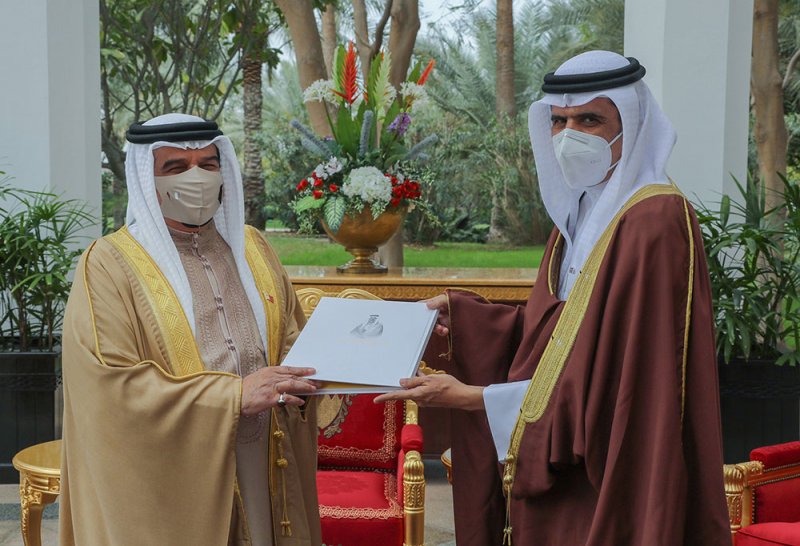 جلالة الملك المفدى يستقبل وزير الإعلام.. ويشيد بما يحتويه كتاب هذه البحرين من معلومات مهمة