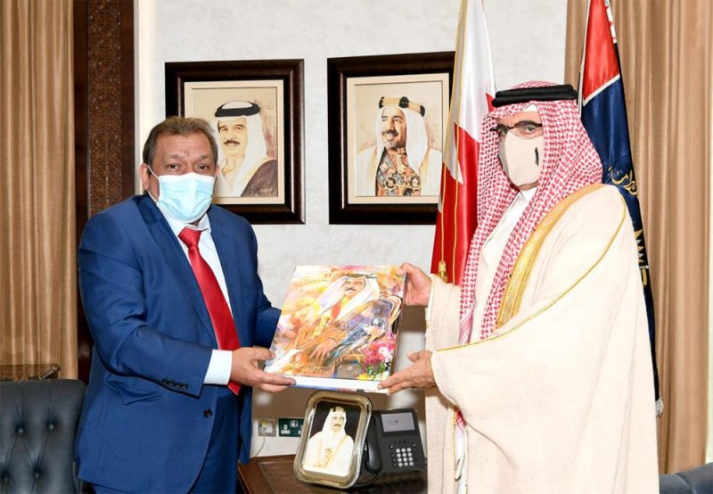 وزير الداخلية يتلقى نسخة من ديوان (الحمديات) خلال استقباله الشاعر محمد الحلواجي