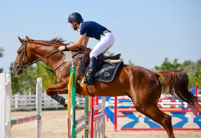فرسان بطولة عز الخيل لقفز الحواجز يرفعون شعار التحدي قبل الانطلاق
