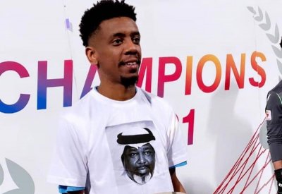 لاعب الرفاع سعيد راشد يضع صورة خاله الفقيد جمعة هلال 