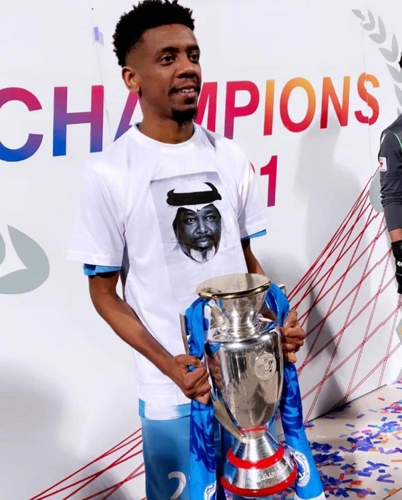 لاعب الرفاع سعيد راشد يضع صورة خاله الفقيد جمعة هلال 