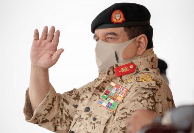 بالفيديو: جلالة الملك يتفضل فيشمل برعايته الكريمة تمرين الرماية الذي نفذته الدروع الملكية بقوة دفاع البحرين بالذخيرة الحية