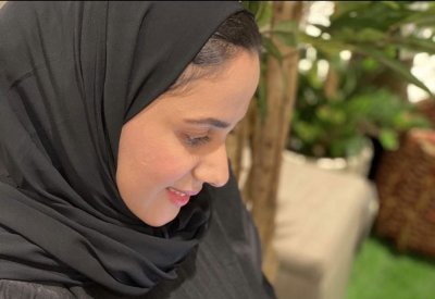 معلمة تربية فنية تدرب طالباتها على الرسم الرقمي الإبداعي