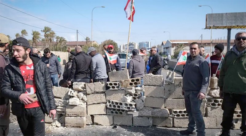 لبنان.. غضب شعبي يتفاقم وتوتر "خطير" بين عون وقائد الجيش