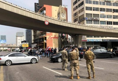 لبنان.. الجيش يزيل حواجز الطرق ويفتح الطرق المغلقة