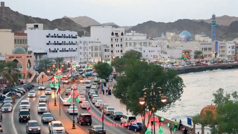 عُمان تقر تخفيضات ضريبية وإقامات طويلة الأمد