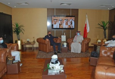 وزير شؤون الشباب والرياضة يستقبل المدرب السابق لنادي تشيلسي الإنجليزي أفرام غرانت