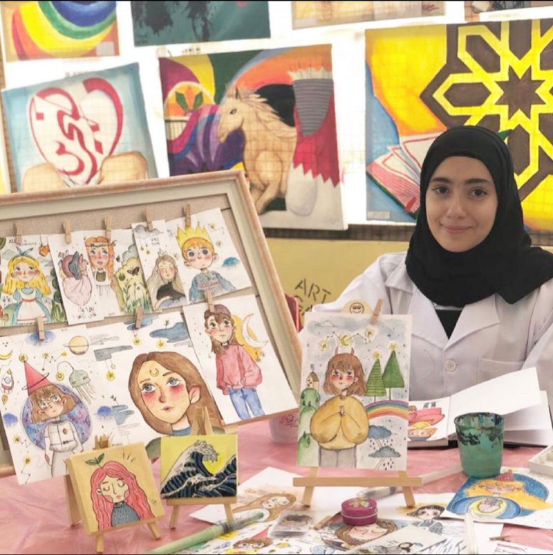 طالبة ثانوي تحلم بتمثيل مملكة البحرين في معارض الرسم العالمية