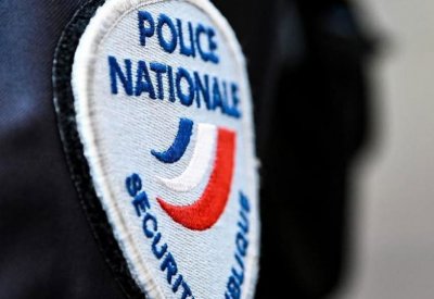 شرطي فرنسي يقتل شخصاً هاجمه بسكين.. والدوافع مجهولة