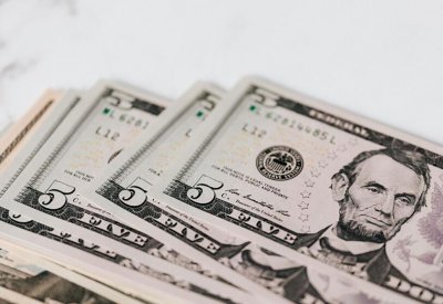 الدولار يربح والعملات عالية المخاطر تخسر مع ارتفاع العوائد الأميركية
