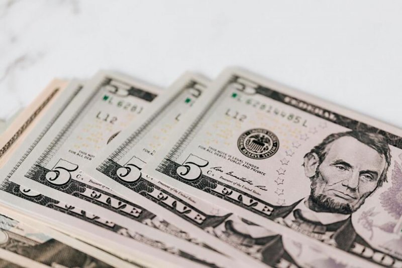 الدولار يربح والعملات عالية المخاطر تخسر مع ارتفاع العوائد الأميركية
