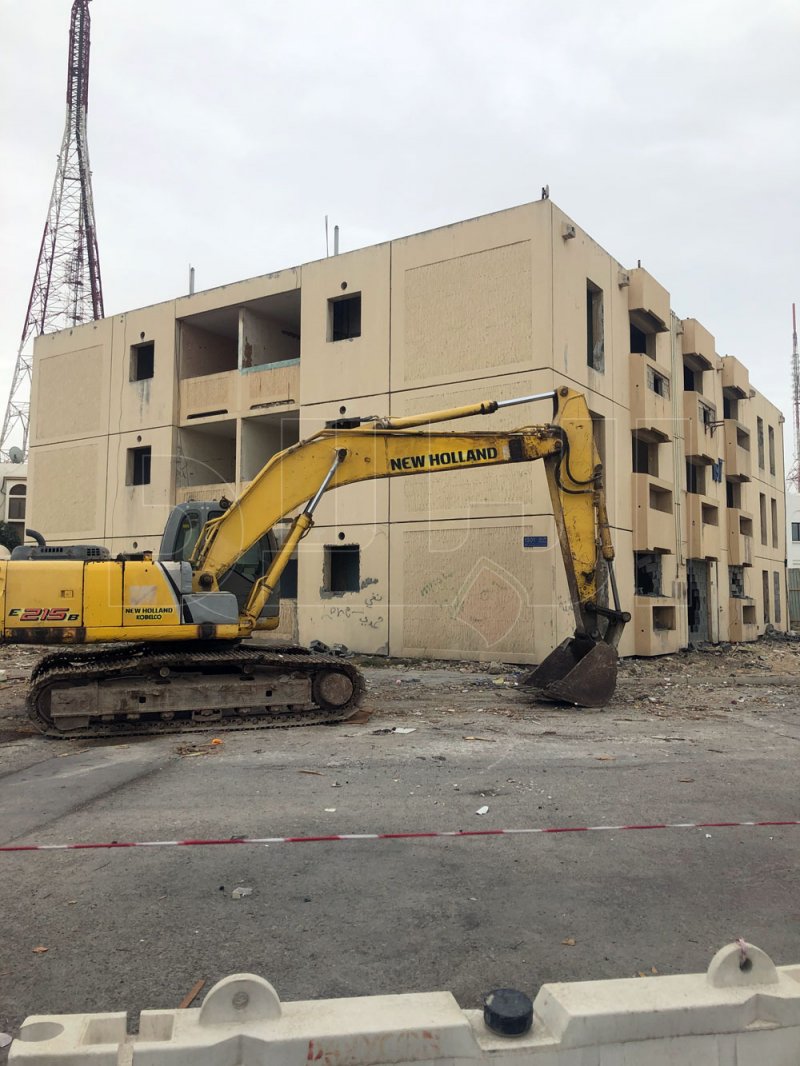 إهمال واسع من مقاول هدم عمارات مدينة عيسى