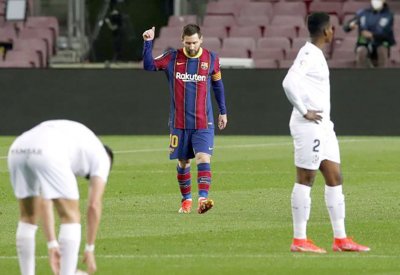 ميسي يقود برشلونة لسحق هويسكا برباعية