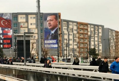 100 سيارة و2 هيلوكوبتر.. المعارضة التركية تنتقد مصاريف أردوغان
